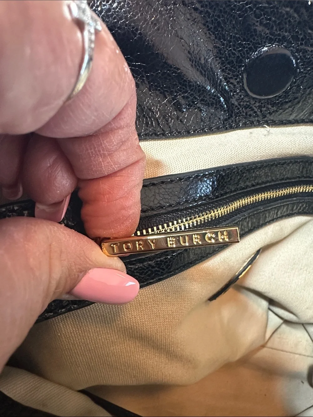 Very PRE LOVED Tory Burch Black Patent Leather Tote w/Contrast Trim 🖤🩶🖤